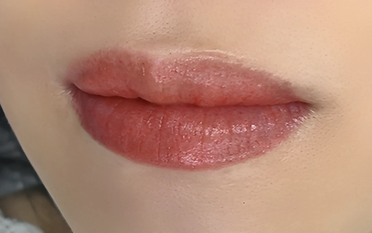 호감 입술 반영구 실제 시술 사진 1(시술 직후 · 탈각 전) — 입술 부위만