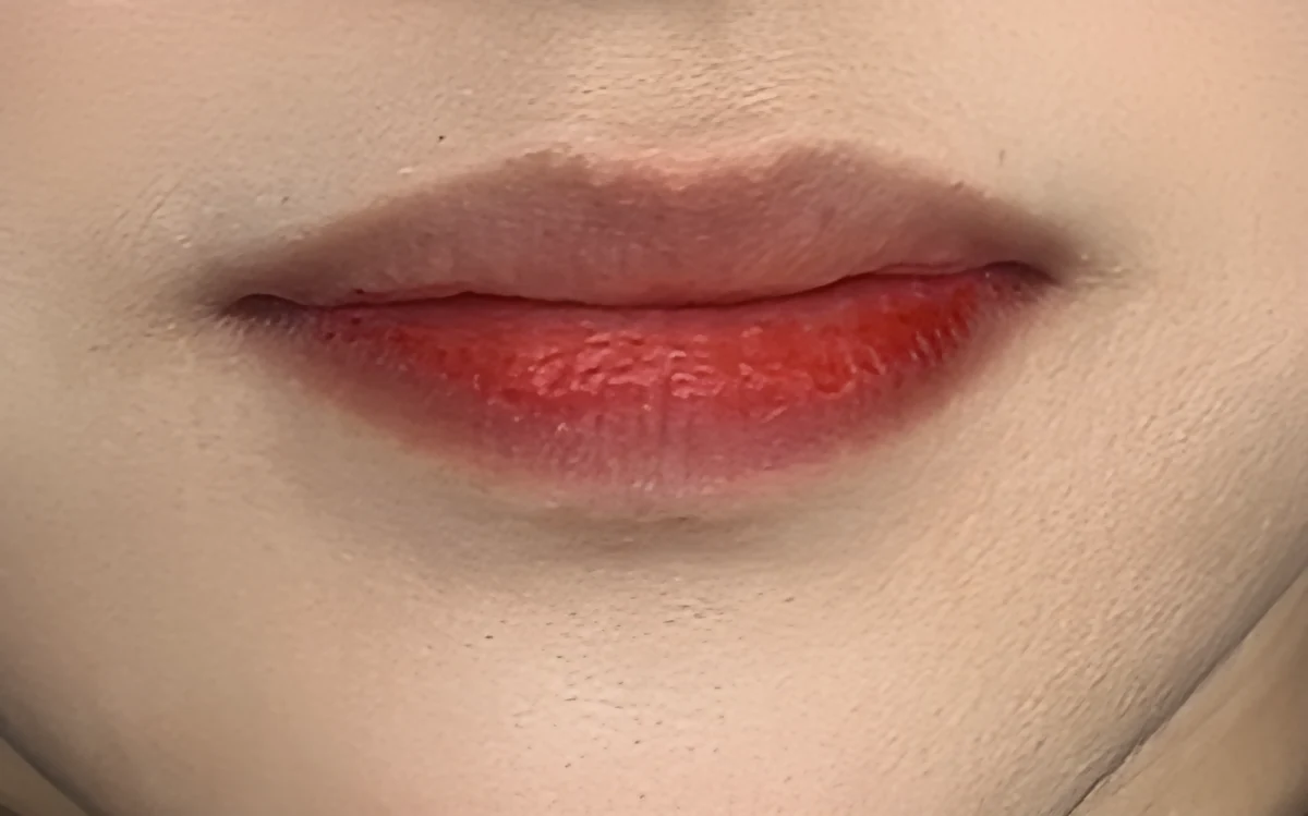 호감 입술 반영구 실제 시술 사진 2(시술 직후 · 탈각 전) — 입술 부위만